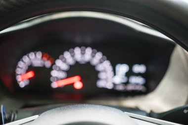 Hız göstergesinin bulanık arkaplanı. Otomobil hız göstergesi