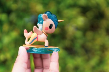 Bangkok, Tayland - 25 Temmuz 2024: Tokidoki All Star Sörf Yıldızı Denizkızı Figürü, Miniso Tayland 'dan kör bir kutu.
