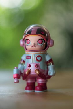 Bangkok, Tayland - 25 Temmuz 2024: Pop Mart Kör Kutu Koleksiyonu 'ndan sanat oyuncakları Molly Space versiyon 2 koleksiyonu. Model adı Heartbert
