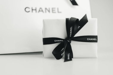 Bangkok, Tayland - 25 Temmuz 2024: uygun ambalajlı güzel lüks Chanel hediye şeritte damgayı gösteriyor. Sevgililer Günü ya da Noel için mükemmel.