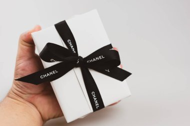 Bangkok, Tayland - 25 Temmuz 2024: uygun ambalajlı güzel lüks Chanel hediye şeritte damgayı gösteriyor. Sevgililer Günü ya da Noel için mükemmel.