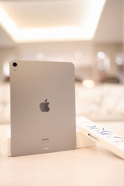 Bangkok, Tayland - 25 Temmuz 2024: Yeni 2024 iPad Air. 2024 iPad Air modelleri, daha büyük depolama seçenekleri olan M2 çipi ile geliştirilmiş performans sunar.