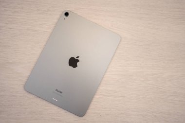 Bangkok, Tayland - 25 Temmuz 2024: Yeni 2024 iPad Air. 2024 iPad Air modelleri, daha büyük depolama seçenekleri olan M2 çipi ile geliştirilmiş performans sunar.