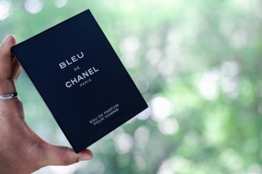 Bangkok, Tayland - 25 Temmuz 2024 Bleu de Chanel parfümünün el ele tutuştuğu bir adam