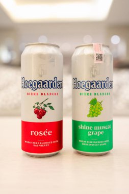 Bangkok, Tayland - 25 Temmuz 2024: Hoegaarden Shine Muscat Grape Belçika birası ve Rosee, evde 500 ml boyunda