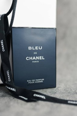 Bangkok, Tayland - 25 Temmuz 2024: Erkekler için bir kutu parfüm Bleu de Chanel siyah arka planda.