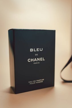 Bangkok, Tayland - 25 Temmuz 2024: Açık arkaplanda bir kutu Bleu De Chanel parfümü. Chanel S. A. Fransız şirketi moda tasarımcısı Coco Chanel tarafından Paris 'te kuruldu..