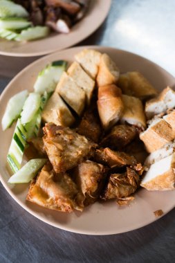 Atıştırmalık ve tatlı, Çin usulü kızarmış tofu ya da salatalık dilimli kızarmış fasulye ve tatlı ve baharatlı sos ile yenen..