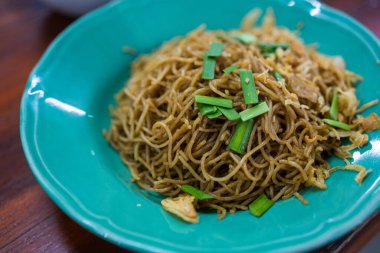 Phuket, Tayland 'da yerel eriştenin adı Mee Hoon veya kızarmış pirinç vermicelli erişteli tatlı kahverengi erişte.