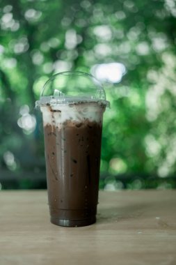 Buzlu Mocha kahvesi tek kullanımlık. Tahta masaya koymak için.