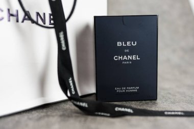 Bangkok, Tayland - 29 Temmuz 2024: Erkekler için bir kutu lüks parfüm Bleu de Chanel. Parfüm Bleu de Chanel