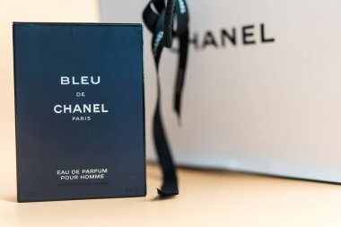 Bangkok, Tayland - 29 Temmuz 2024: Açık arkaplanda bir şişe Bleu De Chanel parfümü.