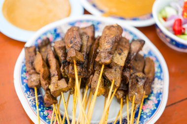 Karaciğer satay ya da bambu şiş içinde domuz ciğeri fıstık sosu ya da tatlı ve ekşi sosla yenir. Asya yemekleri konsepti ve Tayland yemekleri