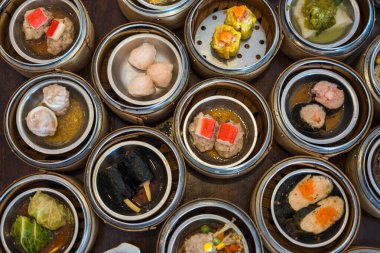 Lezzetli Dim Sum köfteleri seti. Üst görünüm