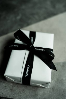 Bangkok, Tayland - 31 Temmuz 2024: Erkekler için lüks hediye kutusu, Chanel 'den Brand baba veya koca için sürpriz yapmaya hazır