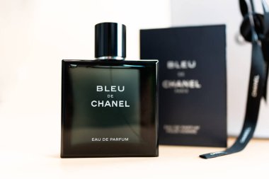 Bangkok, Tayland - 31 Temmuz 2024: Erkekler için bir şişe Bleu de Chanel. Chanel 'den erkekler için lüks parfüm