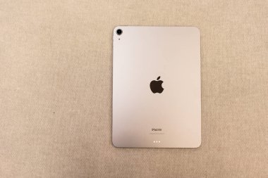 Bangkok, Tayland - 31 Temmuz 2024: Yeni 2024 iPad Air. 2024 iPad Air modelleri, daha büyük depolama seçenekleri olan M2 çipi ile geliştirilmiş performans sunar.