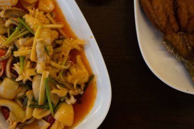 Kızarmış kalamar ya da ahtapotu tuzlu yumurtayla karıştır. Lezzetli Tayland yemeği.