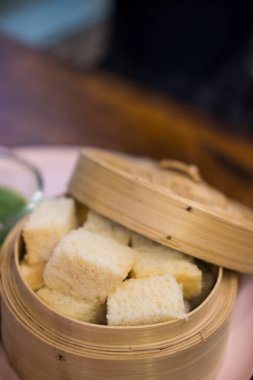 Dilimlenmiş ekmek ve pandan kreması harika bir koku ve tat. Genellikle sıcak içeceklerle yenirdi..