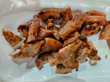 Izgara domuz bağırsağı parçalara ayrılmış. Egzotik Tayland yemekleri