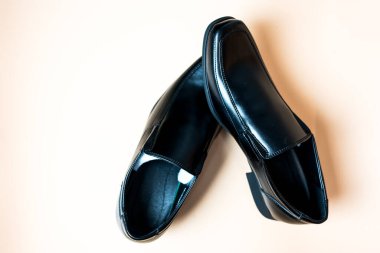 Bir çift zarif siyah deri ayakkabı. Kapat.