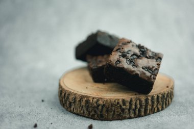 Çikolatalı kek% 100 çikolatadan yapılmış ve içinde çikolata parçacıklı. Kapat.