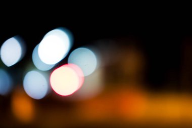 Şehirde soyut bulanık Bokeh gece lambası