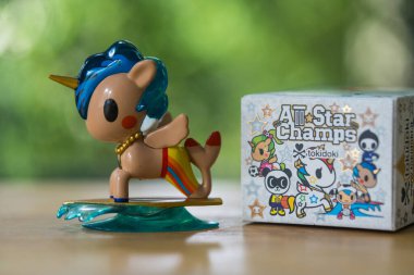 Bangkok, Tayland - 3 Ağustos 2024: Tokidoki All Star Sörf Yıldızı Denizkızı Figürü, Miniso Tayland 'dan kör bir kutu.