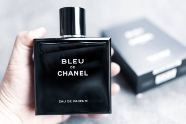 Bangkok, Tayland - 3 Ağustos 2024: Erkekler için bir şişe Bleu De Chanel parfümü