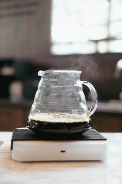 Kahve dükkanında bir sürahi soğuk kahve..