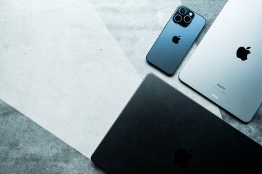 Bangkok, Tayland - 6 Ağustos 2024: Apple şirketinin MacBook Pro, iPad Air M2 ve iPhone 15 profosyonel cihazları