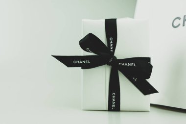Bangkok, Tayland - 6 Ağustos 2024: Chanel 'den beyaz arka planda bir hediye kutusu