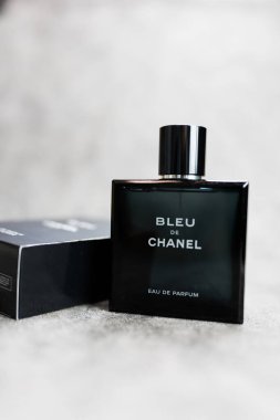 Bangkok, Tayland - 6 Ağustos 2024 Erkekler için bir şişe Bleu de Chanel. Chanel 'den erkekler için lüks parfüm