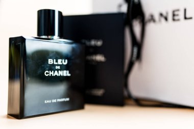 Bangkok, Tayland - 6 Ağustos 2024: Modern ve şık erkekler için lüks kokular. Chanel 'in Bleu De Chanel' i. Bleu de Chanel Parfümü