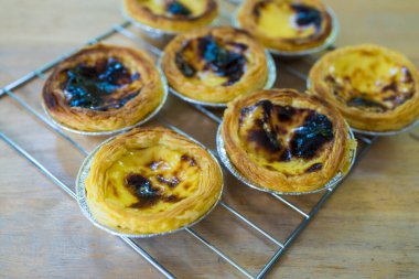 Izgarada ev yapımı kremalı turta.