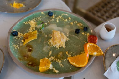 Yemekten sonra bir parça kek ve meyve lekesi, kirli tabak, arta kalan yemekler..