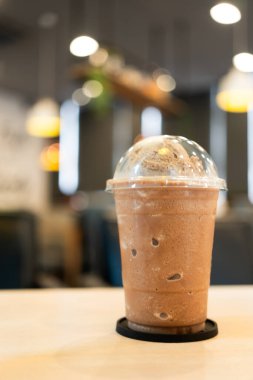 Kahve ve milkshake masada. Uzayı metin için kopyala. Seçici odak.