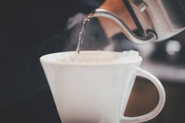 Kahve demlerken yakın çekim.