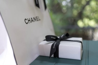 Bangkok, Tayland - 10 Ağustos 2024: uygun ambalajlı güzel lüks Chanel hediye şeritte damgayı gösteriyor. Sevgililer Günü ya da Noel için mükemmel.