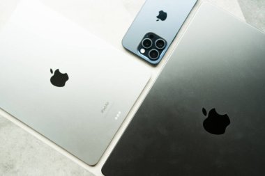 Bangkok, Tayland - 10 Ağustos 2024: Gri arka planda farklı cihaz türleri, iPhone 15 pro, iPad Air 2024 ve Macbook Pro bulunmaktadır. Elma ürünleri konsepti. Apple Inc. tarafından oluşturuldu