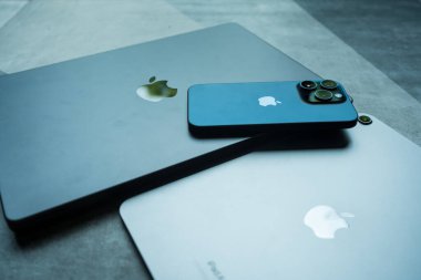 Bangkok, Tayland - 10 Ağustos 2024: iPad Air M2 ve Macbook Pro iPhone 15 ile Macbook gövdesinde yatıyor. Elma ürünleri konsepti.
