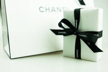 Bangkok, Tayland - 10 Ağustos 2024: Beyaz arka planda Chanel parfümü hediye kutusu.