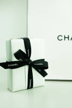 Bangkok, Tayland - 10 Ağustos 2024: Beyaz arka planda Chanel parfümü hediye kutusu.