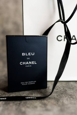 Bangkok, Tayland - 10 Ağustos 2024 BLEU DE CHANEL Parfum. Modern şık erkekler için parfümler. Lüks parfüm