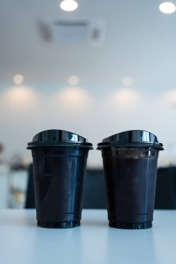 Plastik kahve fincanında iki Americano kahve, yiyecek, içecek ve sağlık konsepti.