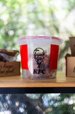 Bangkok, Tayland - 12 Ağustos 2024: KFC Bucket Were, KFC Tayland 'ın 40. yıldönümünü kutluyordu. Süper Lock 'un sınırlı sayıda üretimi bir Tayland markası. KFC 'den 350 bahttan ürün satın alırken ücretsiz