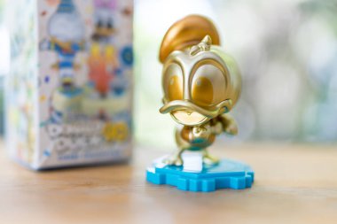 Bangkok, Tayland - 12 Ağustos 2024: Donald 90, Donald Duck Doğum Günü Cosbi Koleksiyonu Seksi Oyuncaklar. En sevdiği Donald Duck koleksiyonu. Donald Duck 'ın altın renkli versiyonu.