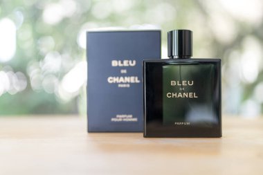 Bangkok, Tayland - 12 Ağustos 2024: Erkekler için bir şişe parfüm Bleu de Chanel. Parfüm