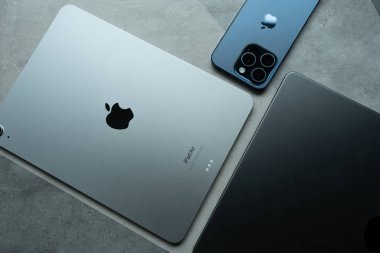 Bangkok, Tayland - 12 Ağustos: iPhone 15 Pro iPad Air 2024 ve Macbook Pro. Apple Inc. tarafından oluşturulan programlar.