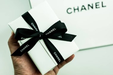 Bangkok, Tayland - 12 Ağustos 2024: Chanel 'in zarif bir hediye kutusu, uygun bir ambalaj şeritte damgayı gösteriyor. Sevgililer Günü ya da Noel için mükemmel.